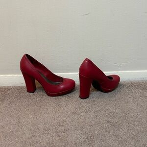 Unlisted size 6 red heels good condition